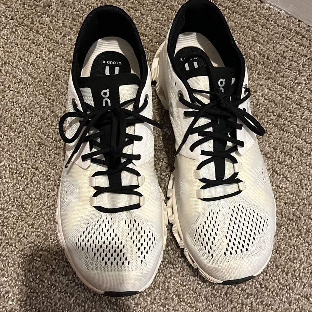 On Cloud Running Shoes Black/White - Picture 5 of 6